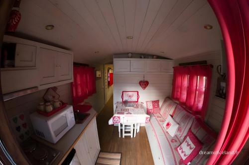 einen Luftblick auf ein Wohnzimmer und eine Küche in einem winzigen Haus in der Unterkunft Rhododendron - La Roulotte Cocoon in Gèdre