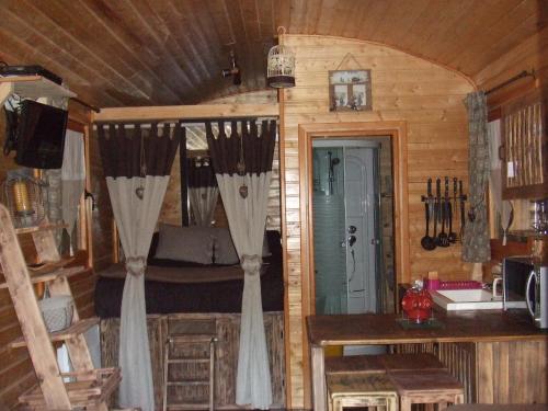 ein Zimmer mit Vorhängen in einer Blockhütte in der Unterkunft Edelweiss - Reves Douillets in Gèdre