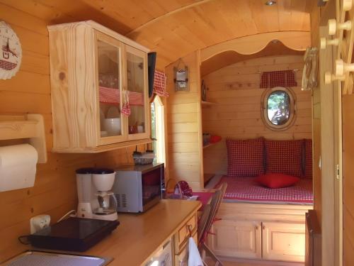einen Blick ins Innere eines winzigen Hauses mit einer Küche in der Unterkunft Gentiane - Le Nid Nomade in Gèdre