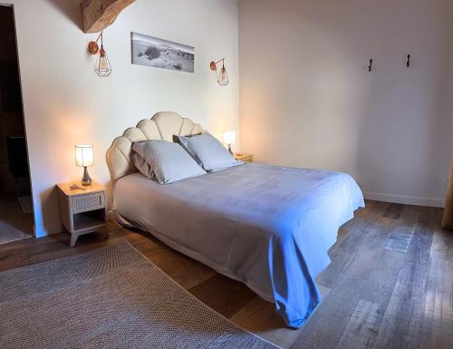 una camera da letto con un letto grande con due cuscini di CHÂTEAU de CAMPANES a Lagraulet-du-Gers