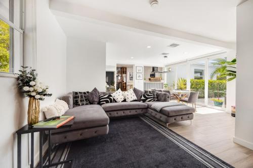 una sala de estar con un sofá y una mesa en Pura Vida Villa Miami Luxury Stay Pool & Hot Tub, en North Miami