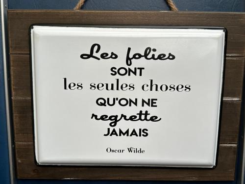 a sign that reads les jobs sonnets sonnets chooses les squellles chooses at Aquareve-location in Valence
