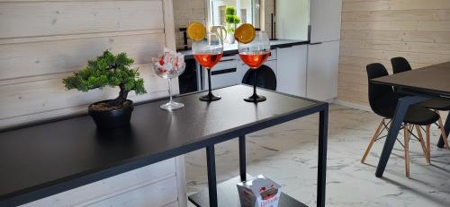 tres copas de vino sentadas en una mesa en una cocina en Sunny Baltic, en Jarosławiec