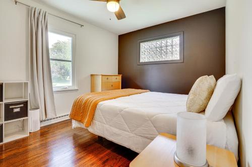 una camera da letto con un letto bianco e una finestra di Cabin with Halstead Bay Access Hot Tub, Sauna, Dock a Mound