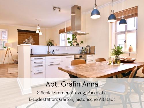 Una cocina con una mesa y un comedor. en GRÄFIN ANNA - Design-Apartment mit 2 Schlafzimmer - in der historischen Hinterburg Schlitz - mit Aufzug, Parkplatz & Garten - Hunde willkommen, en Schlitz