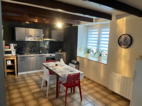 a kitchen with a table and chairs in a kitchen at Chez Mady in Kirschnaumen