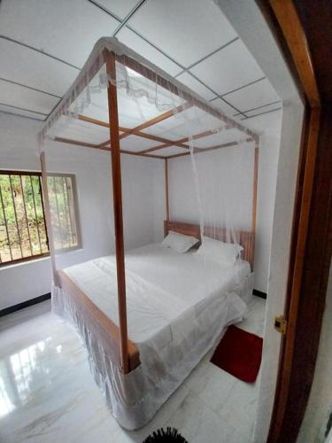 タンガラにあるCozy Beach Home w Village Charmのベッドルーム1室(1室はハンギングベッド1台付)
