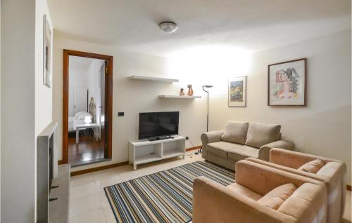 TV a/nebo společenská místnost v ubytování 3 Bedroom Pet Friendly Home In Arezzo