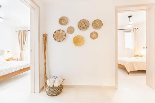 ein weißes Zimmer mit Spiegel und ein Schlafzimmer in der Unterkunft Hydra 103 Poolview Luxury Apt Dominicus in La Laguna