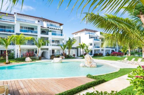 ein Schwimmbad vor einem Gebäude in der Unterkunft Hydra 103 Poolview Luxury Apt Dominicus in La Laguna