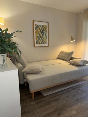 une chambre avec un lit et une plante en pot dans l'établissement Nest,Ruhe und Erholung, à Castrop-Rauxel