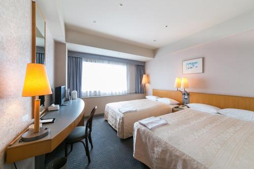 Postel nebo postele na pokoji v ubytování Yokohama Techno Tower Hotel