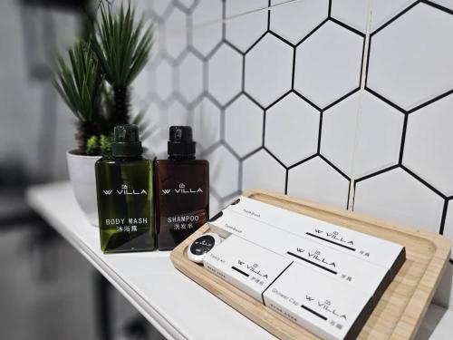 Kampong KundassanにあるW Villa 8 Kundasangのテーブル(ヘアープロダクト2本付)