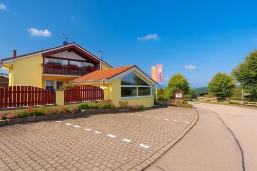オーバーロイテにあるHotel JMS Holiday Allgäuの家の前にレンガの私道がある家