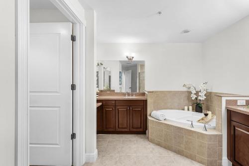 Koupelna v ubytování Dive into Fun & Gulf Vibes at Luxe Retreat - Condo High Tide Hangout - Roelens