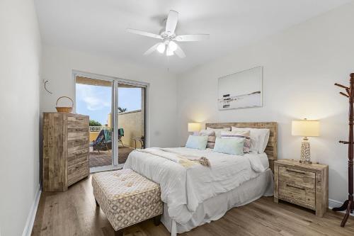 Postel nebo postele na pokoji v ubytování Dive into Fun & Gulf Vibes at Luxe Retreat - Condo High Tide Hangout - Roelens