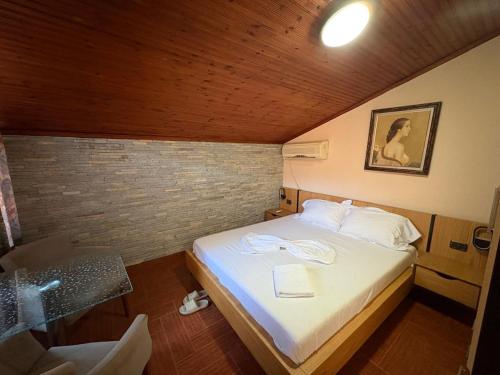 ティラナにあるolken shahollariのギャラリーの写真