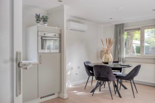 a dining room with a table and chairs at Waalrand in Ochten