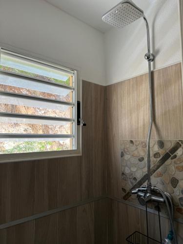 a shower in a bathroom with a window at Le SPRITZ - Appartement d'une chambre VUE MER in Marigot
