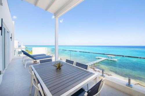 ein Balkon mit Tisch und Meerblick in der Unterkunft Rum Point Resort 407 in Driftwood Village