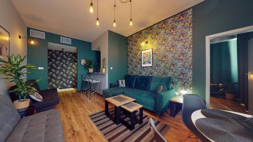 弗罗茨瓦夫Rynek Market Square Wroclove Tectum Apartments z widokiem na Rynek的客厅里有一张沙发和一张桌子。