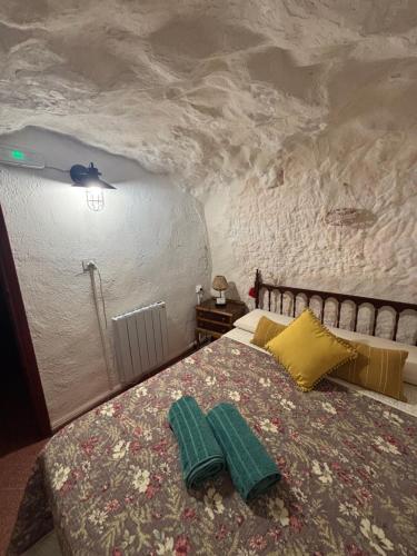 a bedroom with a bed with two towels on it at La casita del Cerro in Chinchilla de Monte Aragón