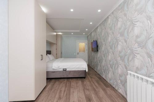 een slaapkamer met een bed en een muurschildering bij Apartament Centru Chisinau in Chişinău