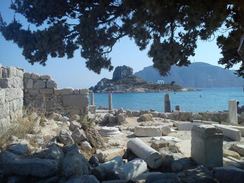 ancient ruins on the shore of a body of water at Ζini 2 in Kefalos