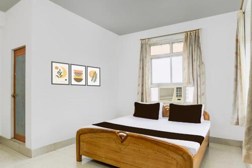 GulzārbāghにあるHotel O Stay Inn & Restaurantの窓のある部屋にベッドがある寝室