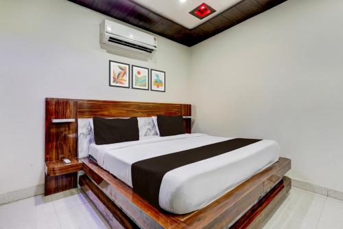 a bedroom with a large bed in a room at Townhouse Sector 3 Gurugram in Farrukhnagar