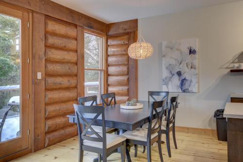a dining room with a table and chairs at RCNT Chalets Mont-Tremblant in Lac-Superieur