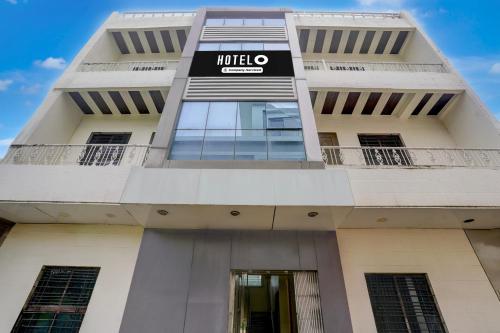 un edificio con un cartel de hotel en él en Hotel O Sai Teerth Theme Park Formerly Sai Dhanlaxmi, en Shirdi