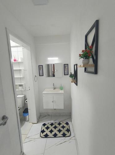 a bathroom with a sink and a mirror at Lindo Apartamento em condomínio in Itatiba