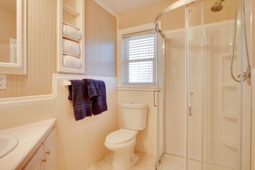 ElbertaにあるWaterfront Foley Area Home - 15 Mi to Gulf!のトイレとガラスのシャワー付きのバスルーム