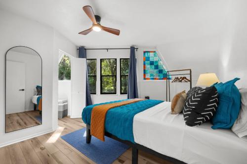 ein Schlafzimmer mit einem Bett und einem Deckenventilator in der Unterkunft Unique Dome Retreat with Deck 1 mile to UF Stadium in Gainesville