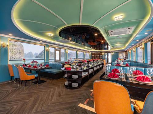een restaurant op een trein met tafels en stoelen bij Aurora Cruises in Ha Long