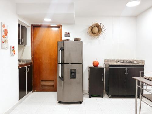 una cocina con refrigerador de acero inoxidable en Apartamento centro a una cuadra de la playa y parque de los novios, en Santa Marta