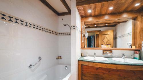 Ένα μπάνιο στο Hotel Mont Vallon