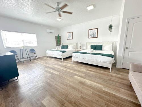 a bedroom with two beds and a ceiling fan at Speciose Unit With Kitchen And Community Pool in Clearwater