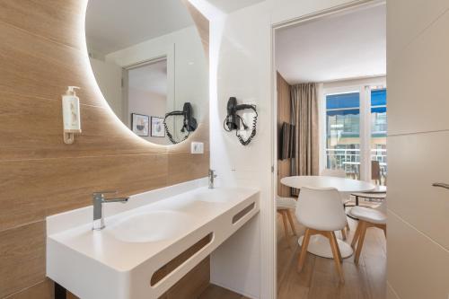 ein Badezimmer mit Waschbecken und Spiegel in der Unterkunft Mara Boutique Apartments in Benidorm