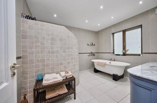 ein Badezimmer mit Badewanne und Waschbecken in der Unterkunft River Cottage - Causeway Coast - Coleraine in Fish Loughan