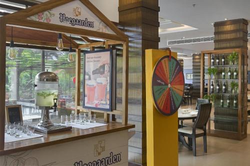 Un restaurant u otro lugar para comer en Radisson Blu Resort, Goa