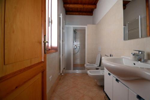 a bathroom with two sinks and two toilets at La Gallina in Artogne