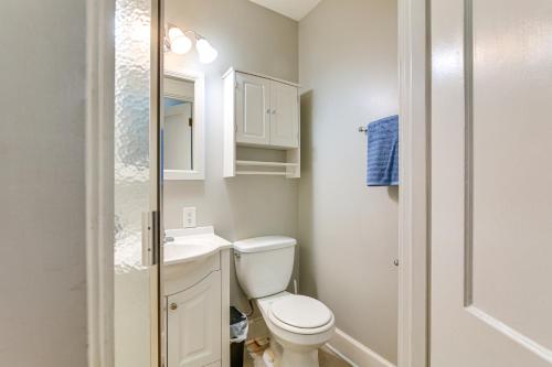Un baño de Midtown Duplex 1 Mi to Memphis Zoo and Overton Park!