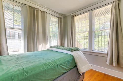 Una cama o camas en una habitación de Midtown Duplex 1 Mi to Memphis Zoo and Overton Park!