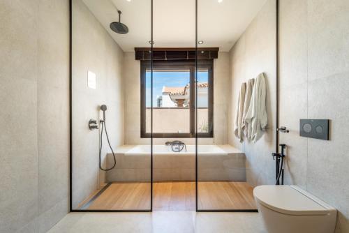 Ένα μπάνιο στο Villa LaLola con piscina climatizada