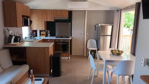 Kuchyň nebo kuchyňský kout v ubytování Mobilhome 6-8 personnes - Camping La Carabasse