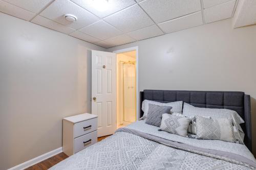 Postel nebo postele na pokoji v ubytování Cozy Apt in DC Suburbs 4 Mi to Main St Laurel