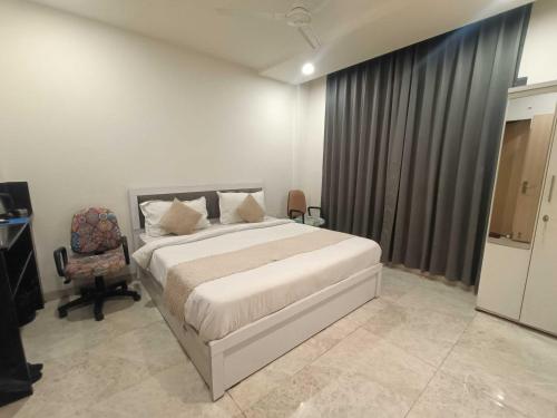 Ένα ή περισσότερα κρεβάτια σε δωμάτιο στο Hotel O ISKCON Temple Bhopal Formerly Hotel Yaswant