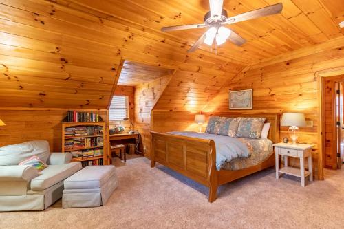 Un dormitorio con una cama y un ventilador de techo. en Hemlock Hideaway, en Boone